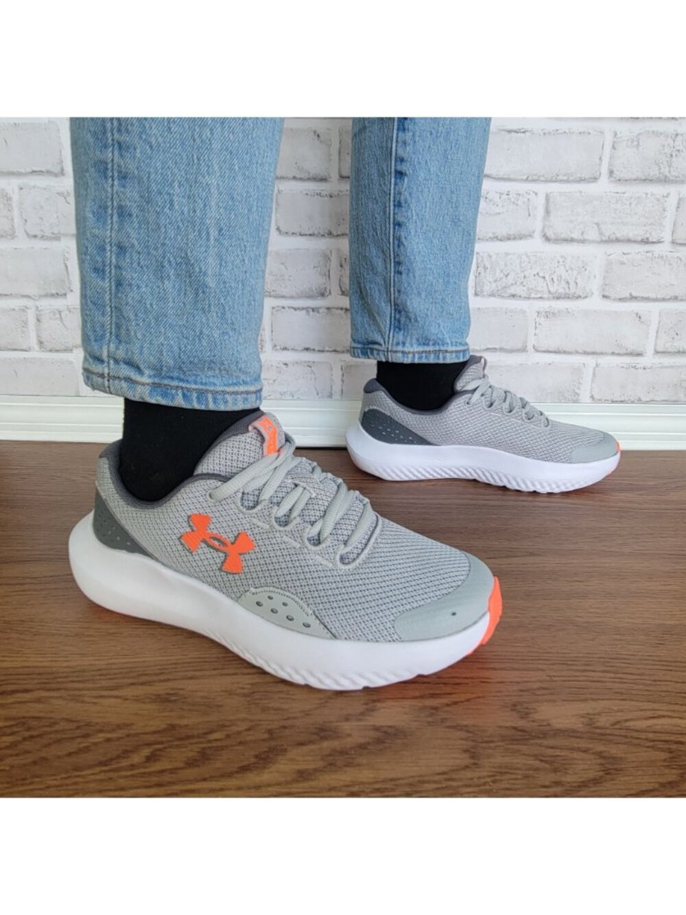 ✨Under Armour Surge 4 Sz 5.5Y Big Kids Shoes Sneakers Grey/White 3027103-100 - Picture 2 of 10